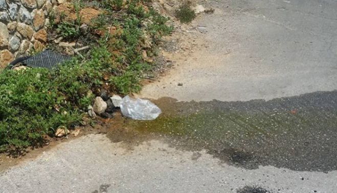 Χύνεται το νερό στον δρόμο εδώ και μέρες στους Αγίους Αποστόλους