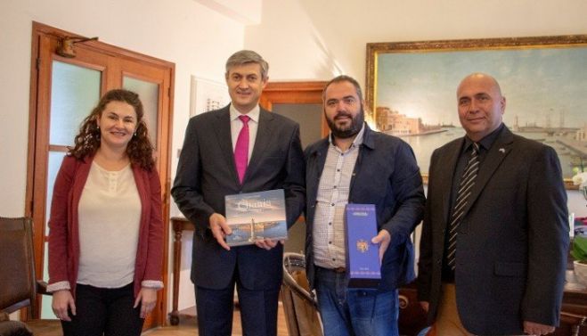 &Epsilon;&theta;&iota;&mu;&omicron;&tau;&upsilon;&pi;&iota;&kappa;ή &epsilon;&pi;ί&sigma;&kappa;&epsilon;&psi;&eta; &tau;&omicron;&upsilon; &Pi;&rho;έ&sigma;&beta;&eta; &tau;&eta;&sigmaf; &Delta;&eta;&mu;&omicron;&kappa;&rho;&alpha;&tau;ί&alpha;&sigmaf; &tau;&eta;&sigmaf; &Mu;&omicron;&lambda;&delta;&alpha;&beta;ί&alpha;&sigmaf; &sigma;&tau;&omicron;&nu; &Delta;ή&mu;&omicron; &Chi;&alpha;&nu;ί&omega;&nu;