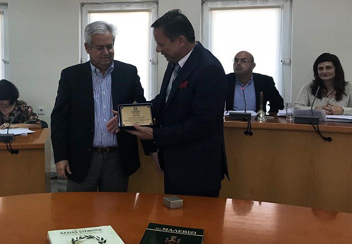 &Tau;&omicron;&nu; &kappa;&alpha;&theta;&eta;&gamma;&eta;&tau;ή &Alpha;&rho;&iota;&sigma;&tau;&epsilon;ί&delta;&eta; &Tau;&sigma;&alpha;&tau;&sigma;ά&kappa;&eta; &Beta;&rho;ά&beta;&epsilon;&upsilon;&sigma;&epsilon; &tau;&omicron; &Delta;&eta;&mu;&omicron;&tau;&iota;&kappa;ό &Sigma;&upsilon;&mu;&beta;&omicron;ύ&lambda;&iota;&omicron; &Mu;&alpha;&lambda;&epsilon;&beta;&iota;&zeta;ί&omicron;&upsilon;