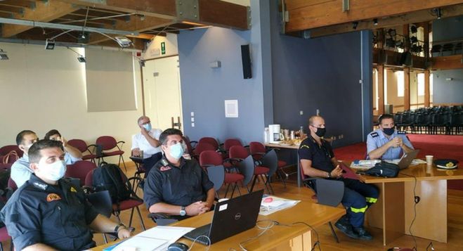 E&nu;&eta;&mu;&epsilon;&rho;&omega;&tau;&iota;&kappa;ό-&epsilon;&kappa;&pi;&alpha;&iota;&delta;&epsilon;&upsilon;&tau;&iota;&kappa;ό &sigma;&epsilon;&mu;&iota;&nu;ά&rho;&iota;&omicron; &alpha;&pi;ό &tau;&eta;&nu; &omicron;&mu;ά&delta;&alpha; &tau;&eta;&sigmaf; &upsilon;&pi;&eta;&rho;&epsilon;&sigma;ί&alpha;&sigmaf; ERMIS-  F