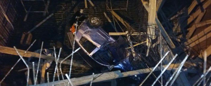 "Βουτιά" θανάτου στον Καβρό - Αυτοκίνητο έπεσε σε βάθος 10 μέτρων