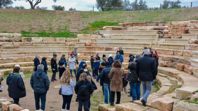&Sigma;&tau;&eta; &Mu;&epsilon;&sigma;&alpha;&rho;ά &sigma;ή&mu;&epsilon;&rho;&alpha;, &omicron;&iota; &xi;&epsilon;&nu;&alpha;&gamma;&omicron;ί, &alpha;&pi;ό ό&lambda;&eta; &tau;&eta;&nu; &Epsilon;&upsilon;&rho;ώ&pi;&eta;