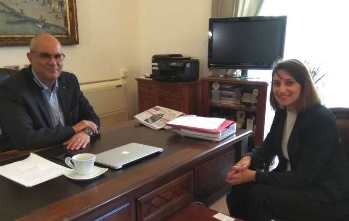 &Sigma;&upsilon;&nu;ά&nu;&tau;&eta;&sigma;&eta; &Delta;&eta;&mu;ά&rho;&chi;&omicron;&upsilon; &Chi;&alpha;&nu;ί&omega;&nu; &mu;&epsilon; &tau;&eta;&nu; &Pi;&rho;ό&xi;&epsilon;&nu;&omicron; &tau;&eta;&sigmaf; &Mu;. &Beta;&rho;&epsilon;&tau;&alpha;&nu;ί&alpha;&sigmaf;