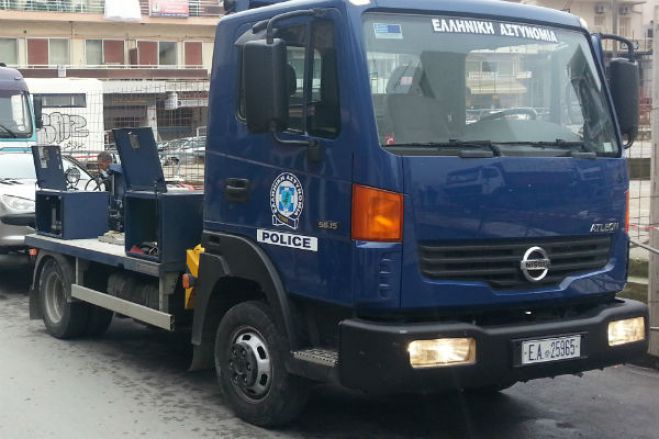 Τα… πήρε και τα σήκωσε ο γερανός της τροχαίας