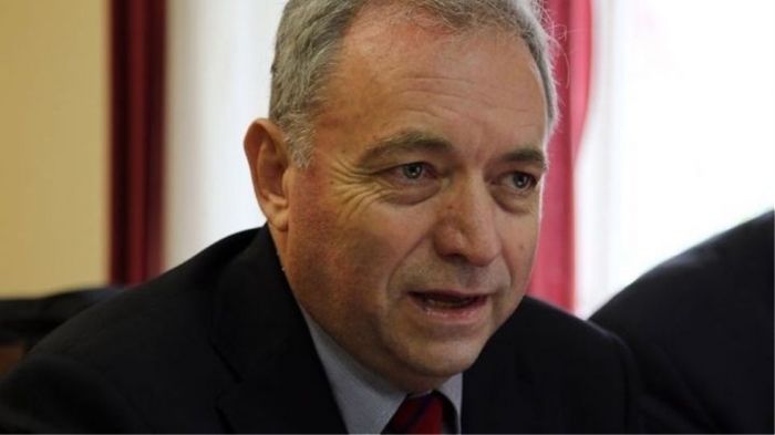 &Sigma;&tau;&eta;&nu; &Kappa;&rho;ή&tau;&eta; &omicron; &kappa;&alpha;&theta;&eta;&gamma;&eta;&tau;ή&sigmaf; &Epsilon;&upsilon;&theta;. &Lambda;έ&kappa;&kappa;&alpha;&sigmaf; &gamma;&iota;&alpha; &tau;&alpha; &alpha;ί&tau;&iota;&alpha; &tau;&eta;&sigmaf; &theta;&epsilon;&omicron;&mu;&eta;&nu;ί&alpha;&sigmaf;