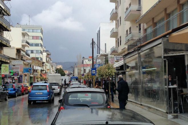 Διαπλάτυνση πεζοδρομίων χωρίς μέριμνα για την στάθμευση οχημάτων στην οδό Αποκορώνου