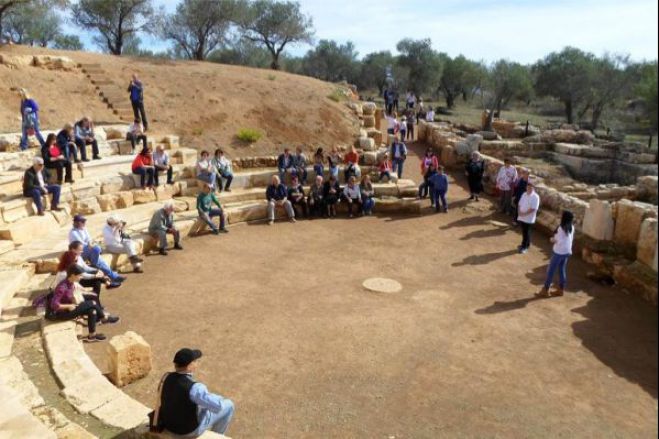 "&Zeta;&omega;&nu;&tau;&alpha;&nu;&epsilon;ύ&epsilon;&iota;" &tau;&eta;&nu; &Kappa;&upsilon;&rho;&iota;&alpha;&kappa;ή &tau;&omicron; &alpha;&rho;&chi;&alpha;ί&omicron; &theta;έ&alpha;&tau;&rho;&omicron; &tau;&eta;&sigmaf; &Alpha;&pi;&tau;έ&rho;&alpha;&sigmaf;