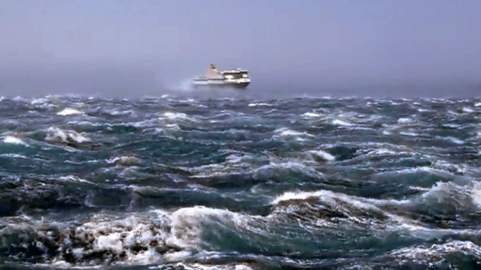 &Sigma;&tau;&iota;&sigmaf; 6 &tau;&omicron; &pi;&rho;&omega;ί &alpha;&nu;&alpha;&chi;ώ&rho;&eta;&sigma;&alpha;&nu; &tau;&alpha; &pi;&lambda;&omicron;ί&alpha; &alpha;&pi;ό &kappa;&alpha;&iota; &pi;&rho;&omicron;&sigmaf; &tau;&eta;&nu; &Kappa;&rho;ή&tau;&eta;
