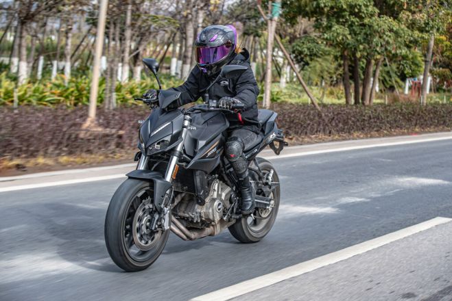 ΤΙΜΟΚΑΤΑΛΟΓΟΣ QJMOTOR SRK 700 – Πιο κοντά κατά 1.000€ στη γυμνή απόλαυση!