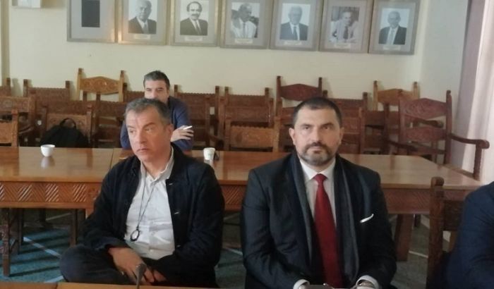 &Sigma;&tau;&alpha; &Chi;&alpha;&nu;&iota;ά &omicron; &epsilon;&pi;&iota;&kappa;&epsilon;&phi;&alpha;&lambda;ή&sigmaf; &tau;&omicron;&upsilon; &Pi;&omicron;&tau;&alpha;&mu;&iota;&omicron;ύ &Sigma;&tau;&alpha;ύ&rho;&omicron;&sigmaf; &Theta;&epsilon;&omicron;&delta;&omega;&rho;ά&kappa;&eta;&sigmaf;