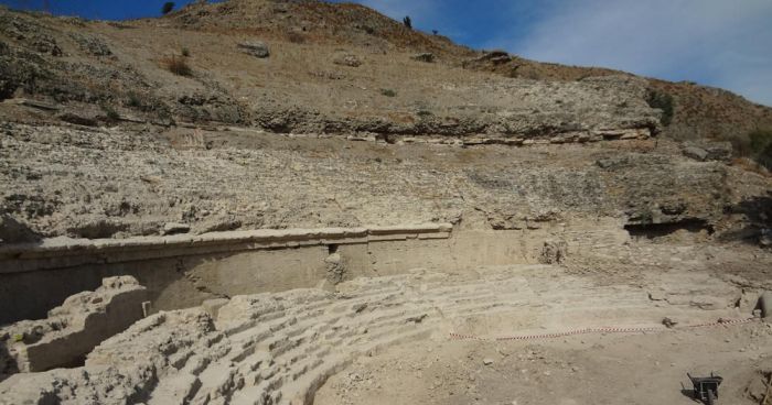 &Tau;&eta;&nu; &alpha;&nu;&alpha;&sigma;&kappa;&alpha;&phi;ή &tau;&omicron;&upsilon; &alpha;&rho;&chi;&alpha;ί&omicron;&upsilon; &theta;&epsilon;ά&tau;&rho;&omicron;&upsilon; &Gamma;ό&rho;&tau;&upsilon;&nu;&alpha;&sigmaf; &chi;&rho;&eta;&mu;&alpha;&tau;&omicron;&delta;&omicron;&tau;&epsilon;ί &eta;  &Pi;&epsilon;&rho;&iota;&phi;έ&rho;&epsilon;&iota;&alpha; &Kappa;&rho;ή&tau;&eta;&sigmaf;