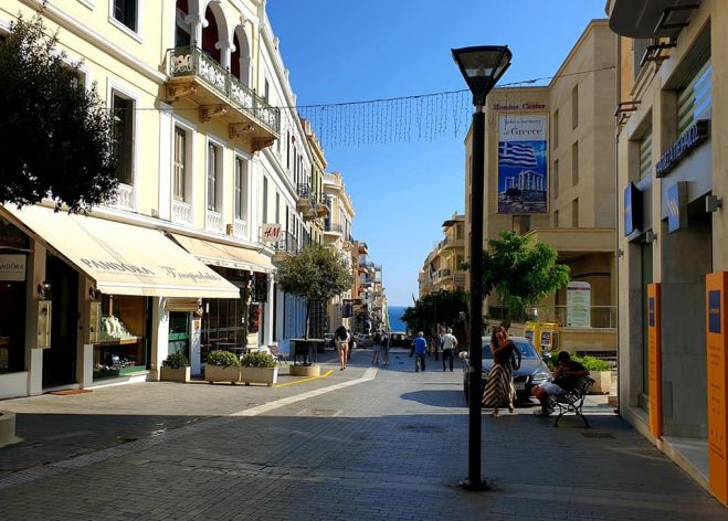 &Mu;&epsilon; "&kappa;&alpha;&tau;&epsilon;&beta;&alpha;&sigma;&mu;έ&nu;&alpha; &rho;&omicron;&lambda;ά" &kappa;&alpha;&phi;&epsilon;&tau;έ&rho;&iota;&epsilon;&sigmaf; &kappa;&iota; &epsilon;&sigma;&tau;&iota;&alpha;&tau;ό&rho;&iota;&alpha; &sigma;&tau;&omicron; &Eta;&rho;ά&kappa;&lambda;&epsilon;&iota;&omicron;.