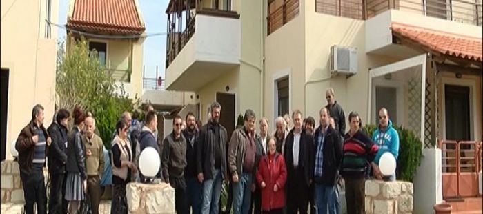 &Tau;&rho;ά&pi;&epsilon;&zeta;&alpha; &kappa;ά&nu;&epsilon;&iota; έ&xi;&omega;&sigma;&eta; &sigma;&epsilon; 74&chi;&rho;&omicron;&nu;&eta; &delta;&alpha;&nu;&epsilon;&iota;&omicron;&lambda;ή&pi;&tau;&rho;&iota;&alpha; &alpha;&pi;ό &tau;&omicron; &Rho;έ&theta;&upsilon;&mu;&nu;&omicron;.