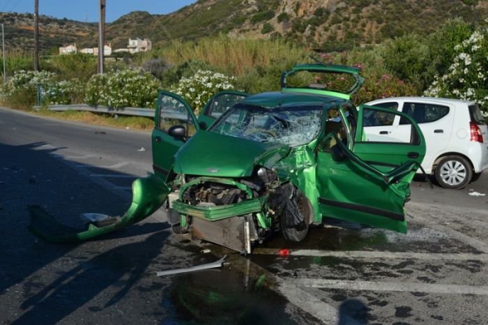 Σύγκρουση αυτοκινήτου με λεωφορείο στην Κίσαμο με δύο τραυματίες