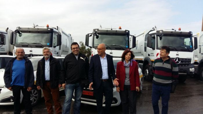 Καινούρια απορριμματοφόρα, επιβατηγά και jcb παρέλαβε σήμερα ο δήμος Χανίων